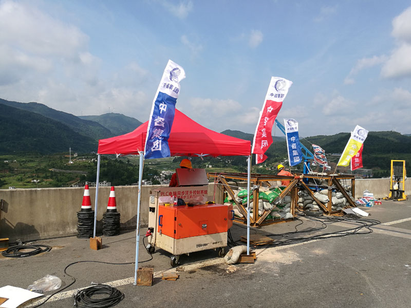 1、顶推施工现�?.jpg 1、顶推施工现�?.jpg